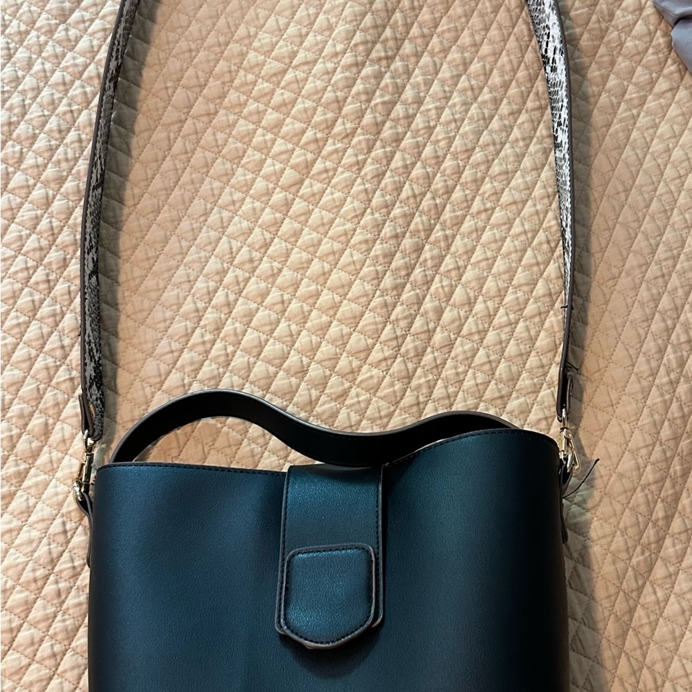 Chic Black Shoulder Bag with Snakeskin Strap